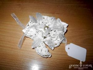 Broche vintage en dentelle de coton et coeur en perle