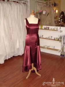 Robe de soirée plus courte devant, couleur lie de vin