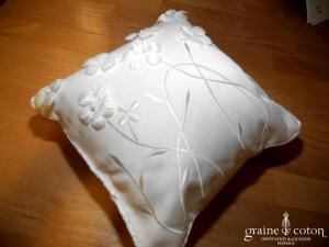 Coussin d'alliances ivoire avec fleurs en tissu