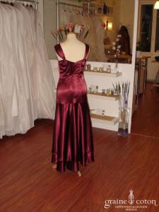 Robe de soirée plus courte devant, couleur lie de vin