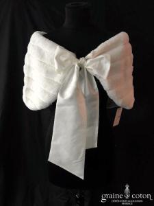 Étole en fausse fourrure ivoire avec noeud