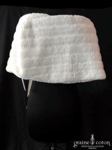 Étole en fausse fourrure ivoire avec noeud