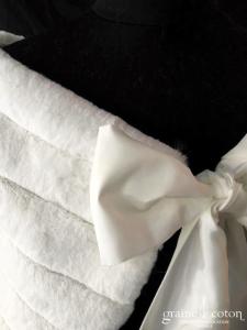 Étole en fausse fourrure ivoire avec noeud