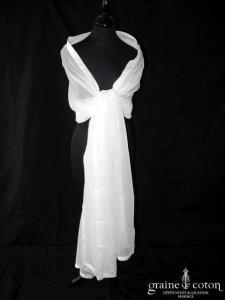 Création - Étole en mousseline ivoire bordée de soie sauvage