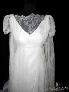 Nathalie Durieux - Robe empire fluide en shantung de soie, gaze de soie et dentelle de Caudry ivoire