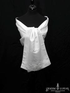 Bella - Étole en satin duchesse brodée de perles