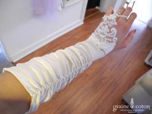 Mitaines mi longues plissées en satin ivoire et dentelle