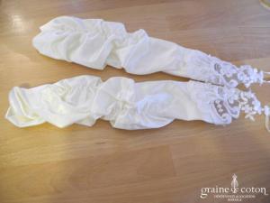 Mitaines mi longues plissées en satin ivoire et dentelle