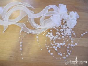 Coiffe en organza blanc et perles nacrées