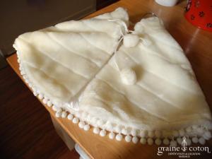 Étole enfant en fausse fourrure ivoire avec pompons