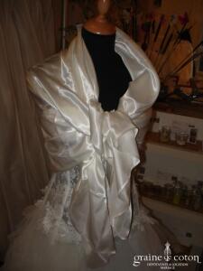 Étole blanche en satin avec petites fleurs en crochet.