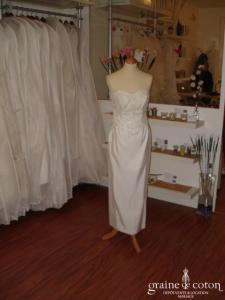 Robe blanche en trois pièces, près du corps