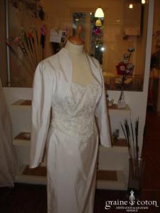 Robe blanche en trois pièces, près du corps