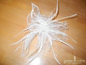 Pronuptia - Pince fleurs en organza, plumes et perles