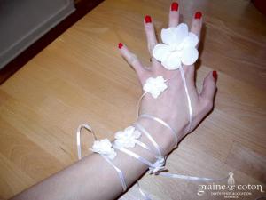 Pronuptia - Bijou de doigt et main en satin ivoire