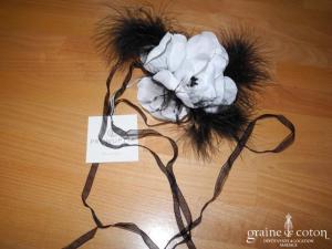 Pronuptia - Fleur en tissu et plumes blanche et noire