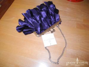 Pronuptia - Pochette en satin violet façon pétales