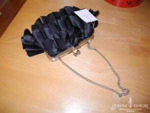 Pronuptia - Pochette en satin noir façon pétales