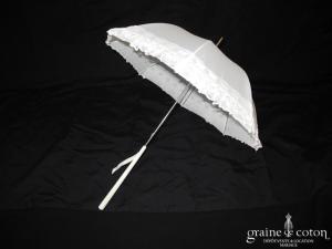 Parapluie blanc avec bordure en dentelle