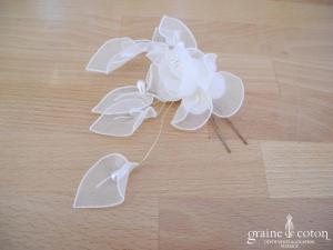 Cymbeline - Pic à cheveux en fleurs d'organza ivoire clair