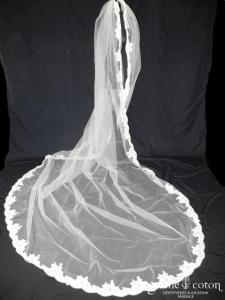 Pronovias - Voile long de 3,70 mètres en tulle ivoire clair bordé de dentelle de Calais