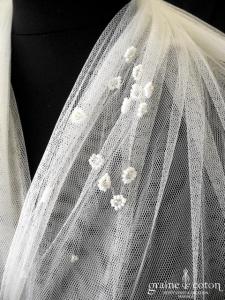 Pronovias - Voile long de 3 mètres en tulle de soie ivoire perlé de marguerites