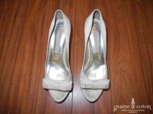 Pura Lopez - Escarpins ivoires en satin de soie avec noeud