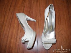 Pura Lopez - Escarpins ivoires en satin de soie avec noeud