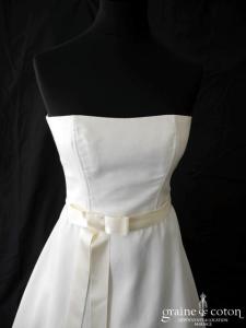 Mariées de Paris - Robe taille haute en mikado ivoire avec ceinture noeud en satin