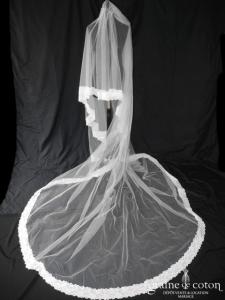 Création - Voile long de 4 mètres en tulle ivoire clair bordé de dentelle
