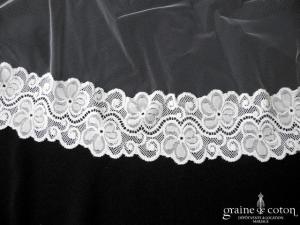 Création - Voile long de 4 mètres en tulle ivoire clair bordé de dentelle