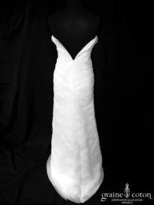 Robe fourreau en bandes d'organza blanc