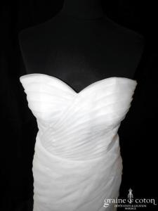 Robe fourreau en bandes d'organza blanc