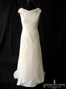 Karl Lagerfeld - Robe/prototype encolure bateau en crêpe de soie ivoire