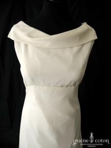 Karl Lagerfeld - Robe/prototype encolure bateau en crêpe de soie ivoire