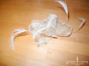 Alexia - Coiffe en sisal ivoire, plumes blanches et papillon