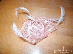 Alexia - Coiffe en sisal rose, plumes blanches et paillettes