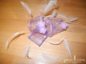 Alexia - Coiffe en sisal parme, plumes blanches et fleurs en organza