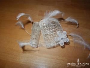 Alexia - Coiffe en sisal ivoire, plumes blanches et fleur pailletée