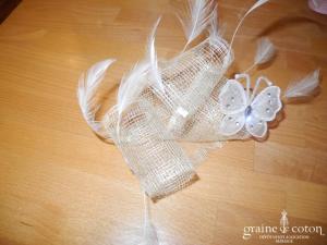 Alexia - Coiffe en sisal ivoire, plumes blanches et papillon pailletée