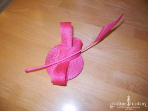 Alexia - Bibi en sisal fuchsia et grande plume