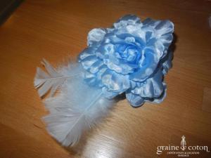 Alexia - Bibi bleu ciel avec grosse fleur en tissu et plumes