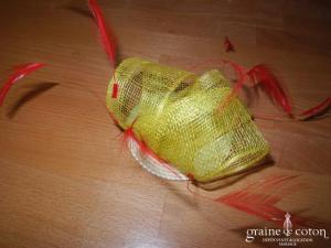 Alexia - Bibi jaune en sisal et plumes rouges
