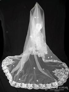 Voile long de 3 mètres en tulle ivoire bordé de broderies