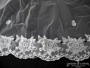 Voile long de 3 mètres en tulle ivoire bordé de broderies