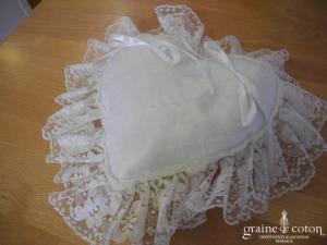 Coussin d'alliances forme coeur en tulle et dentelle ivoire clair