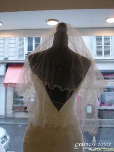 Voile ivoire clair court avec strass