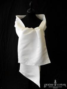 Étole en satin duchesse ivoire clair brodée de feuilles argentées