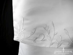 Étole en satin duchesse ivoire clair brodée de feuilles argentées