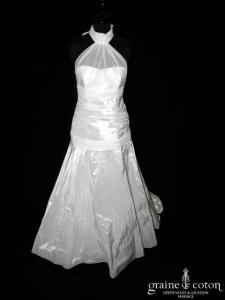 Masumi - Création en taffetas ivoire drapé avec tour de cou en mousseline